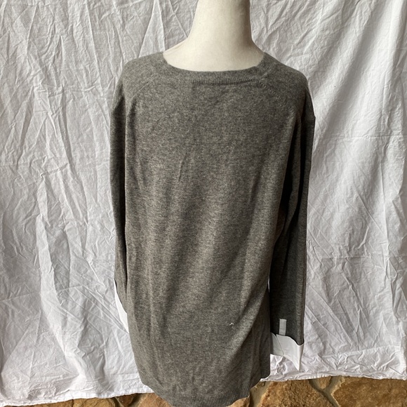 J crew long V-neck sweater with cuffed sleeves. - Picture 4 of 7